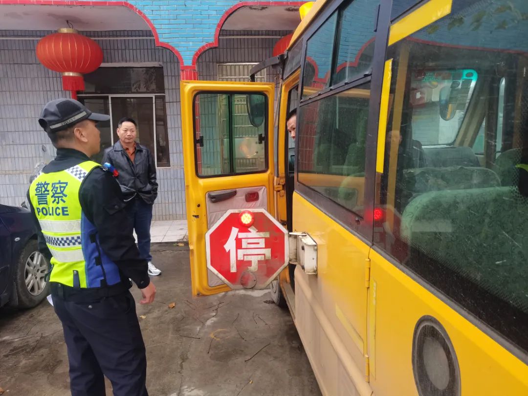 瓊中交警走進幼兒園開展校車安全檢查及宣傳活動/ 圖片