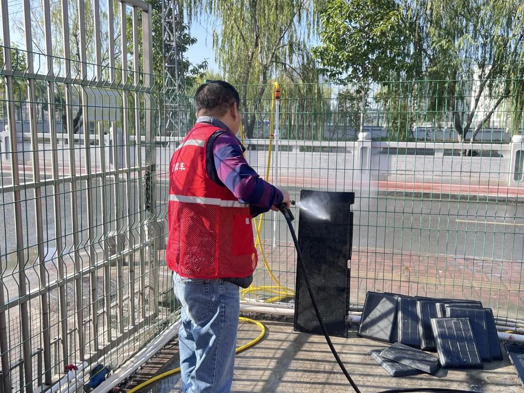 用心呵護(hù) 用愛(ài)護(hù)航 | 為確保新學(xué)期校車安全運(yùn)行，校車大掃除保養(yǎng)很重要