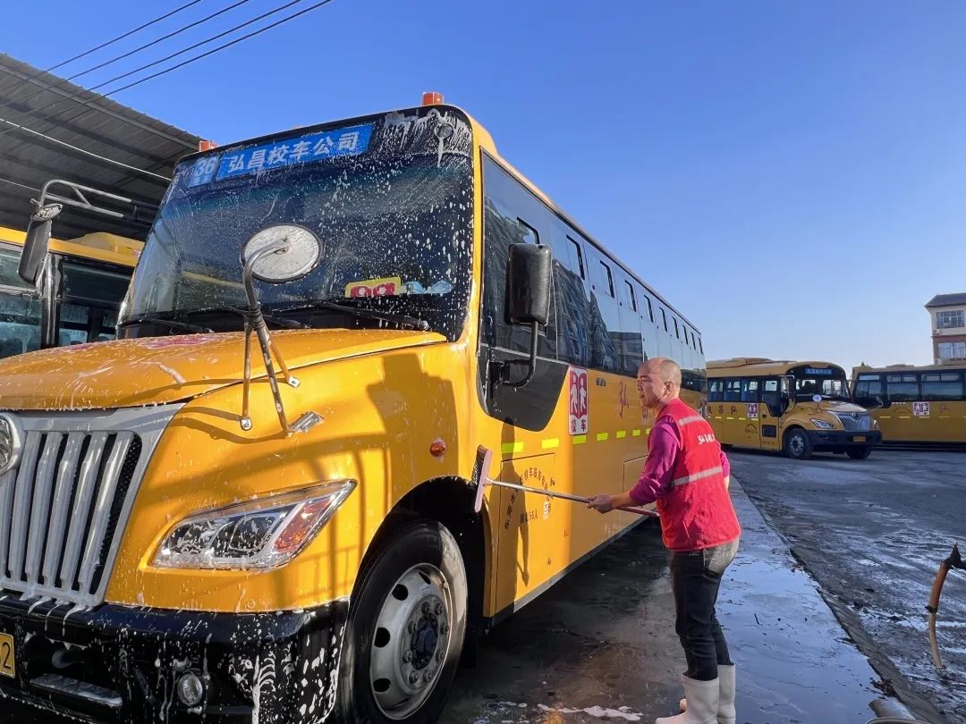 用心呵護(hù) 用愛(ài)護(hù)航 | 為確保新學(xué)期校車安全運(yùn)行，校車大掃除保養(yǎng)很重要