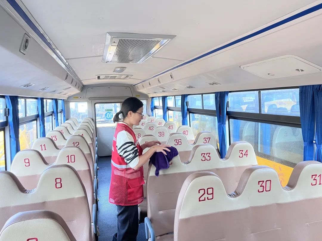 用心呵護(hù) 用愛(ài)護(hù)航 | 為確保新學(xué)期校車安全運(yùn)行，校車大掃除保養(yǎng)很重要
