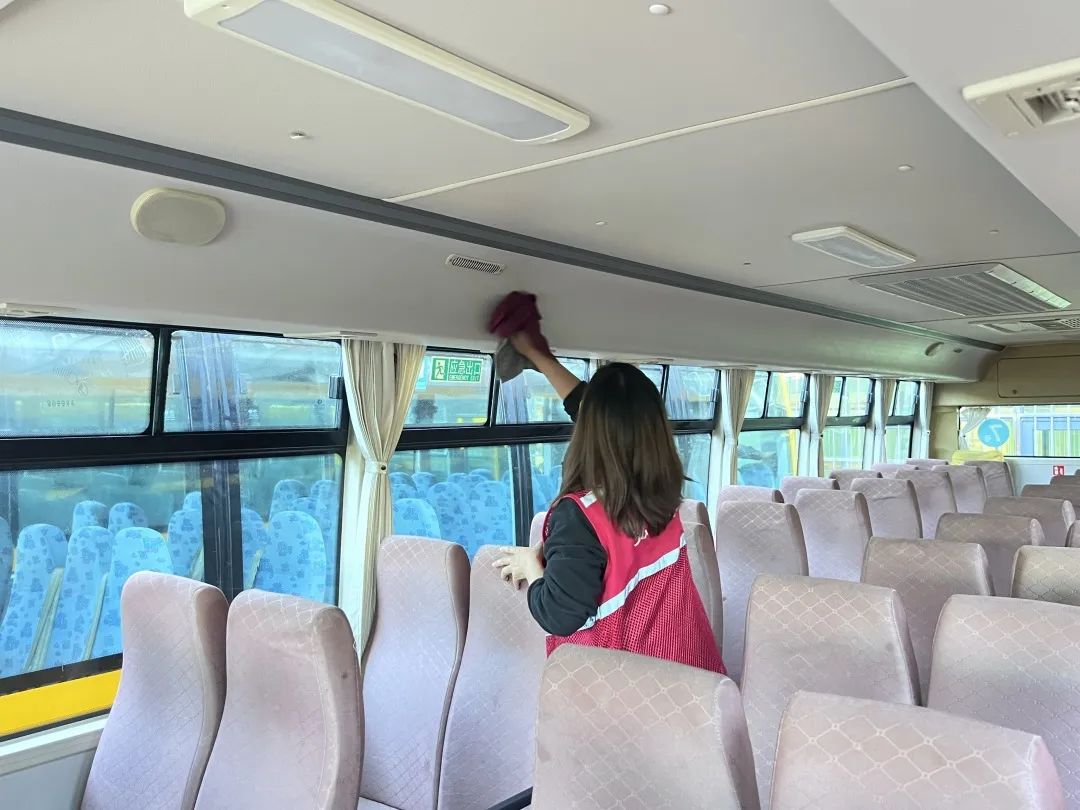 用心呵護(hù) 用愛(ài)護(hù)航 | 為確保新學(xué)期校車安全運(yùn)行，校車大掃除保養(yǎng)很重要