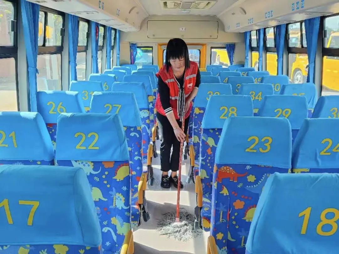 用心呵護(hù) 用愛(ài)護(hù)航 | 為確保新學(xué)期校車安全運(yùn)行，校車大掃除保養(yǎng)很重要