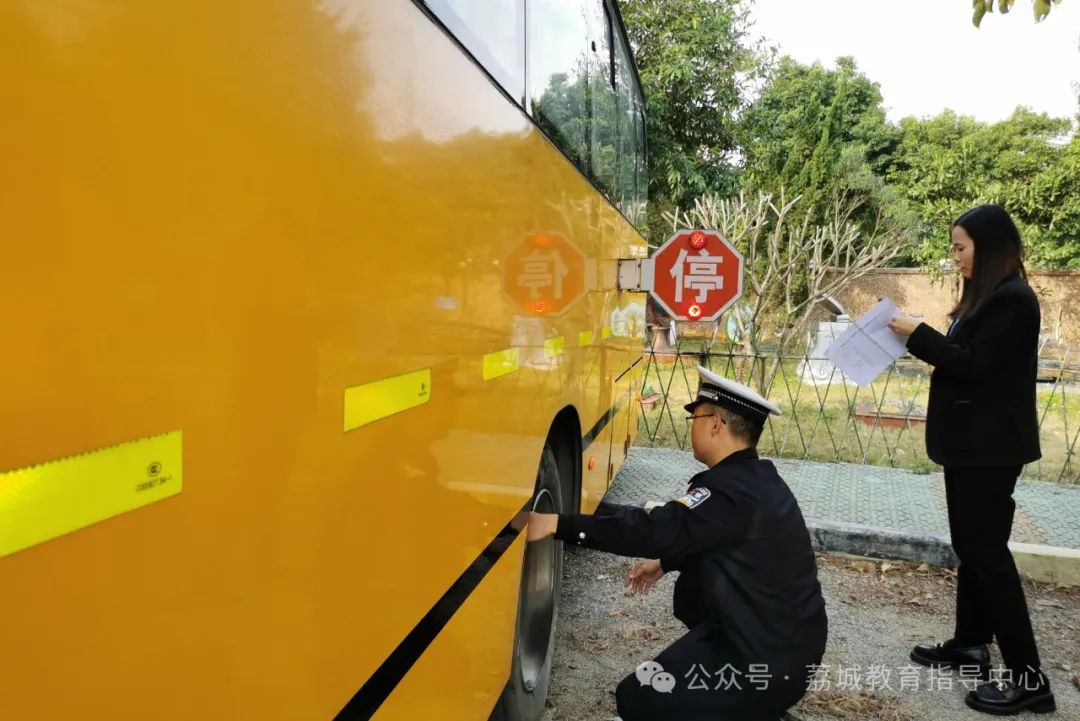 荔城街開展2024年春季開學(xué)前校車安全管理聯(lián)合大檢查/ 圖片