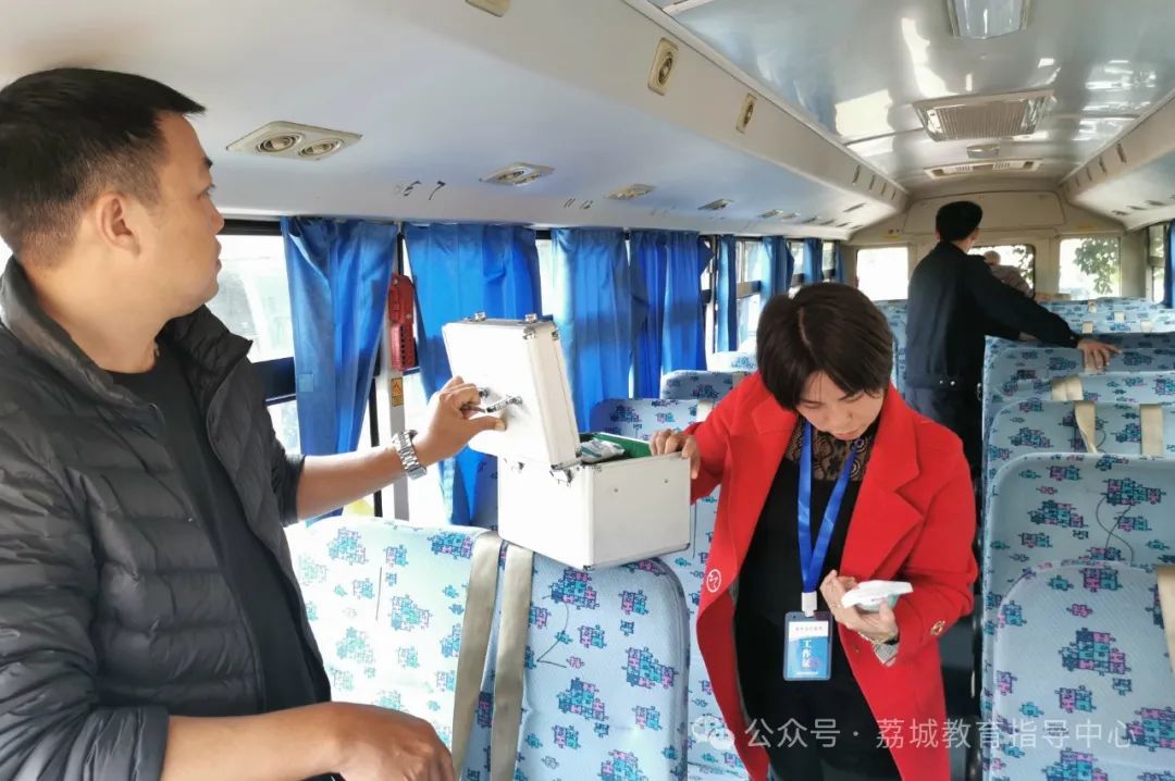 荔城街開展2024年春季開學(xué)前校車安全管理聯(lián)合大檢查/ 圖片