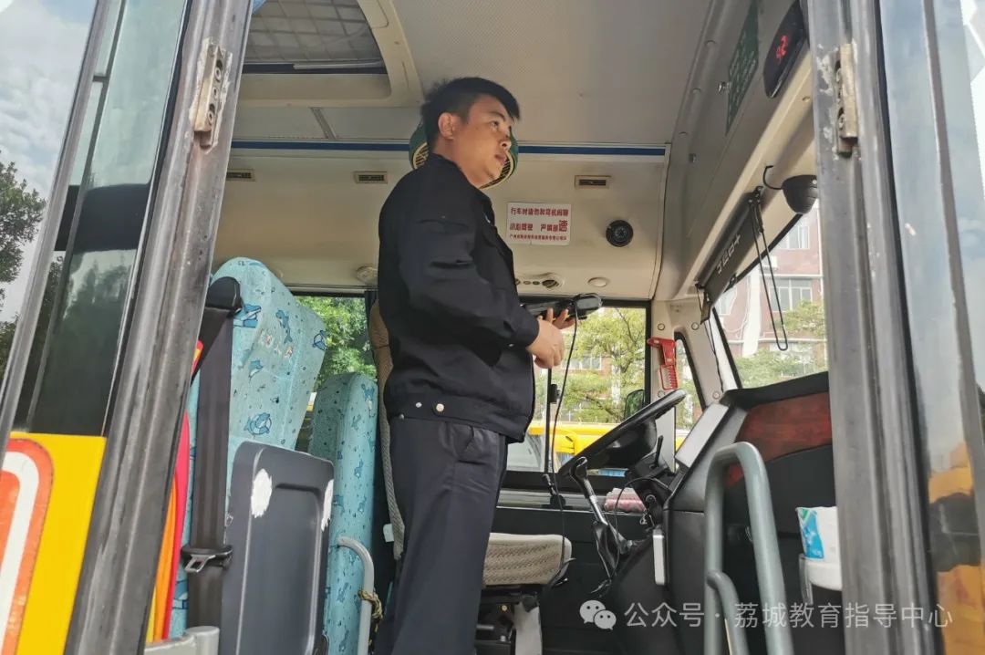 荔城街開展2024年春季開學(xué)前校車安全管理聯(lián)合大檢查/ 圖片