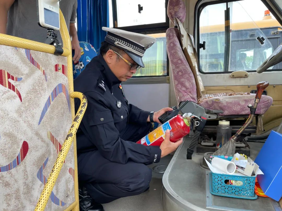 【平安岡州】校車安全“大體檢”,新會公安為新學期保駕護航! 【平安岡州】校車安全“大體檢”,新會公安為新學期保駕護航!