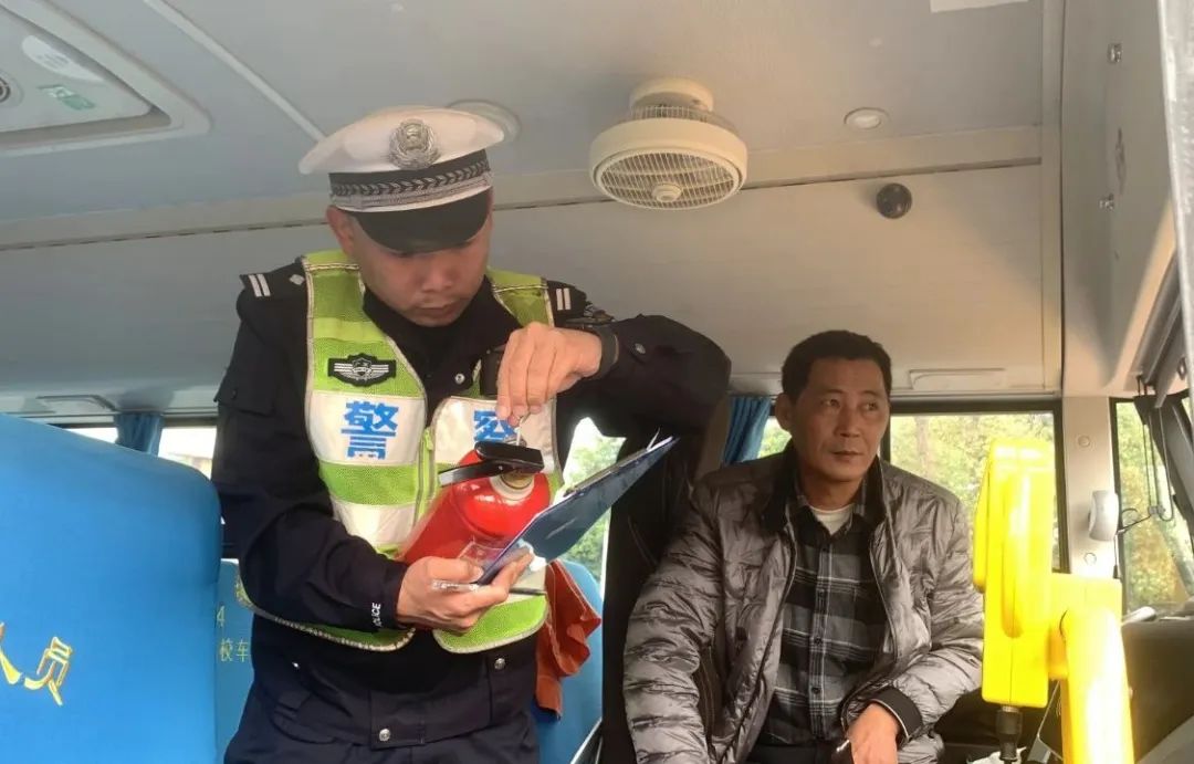 麻涌交警開展全鎮校車安全大檢查/ 圖片