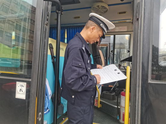 【安全在線】校車安全“大體檢”,民眾公安為新學期保駕護航! 圖片