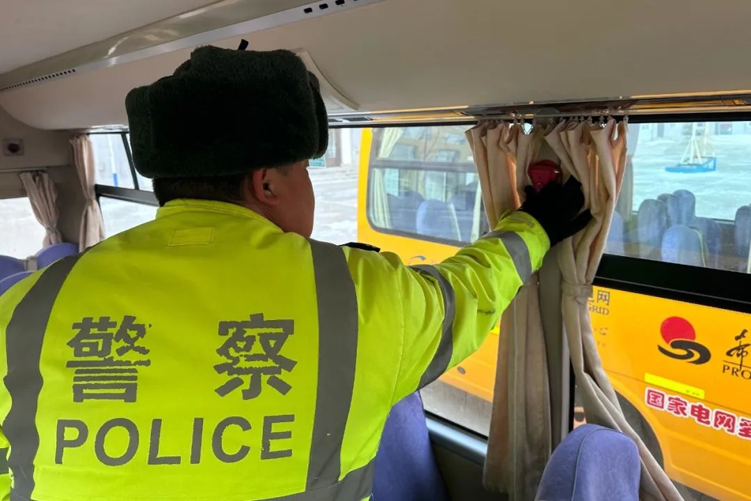 護航開學季 | 嘉蔭公安:強化校車安全“大檢查”,擰緊校車出行“安全閥” 圖片