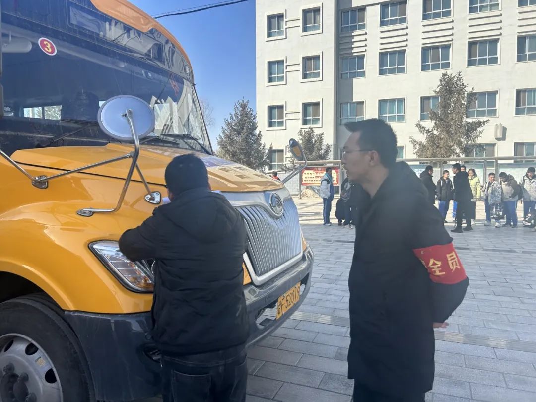 強化校車安全“大檢查” 擰緊校車出行“安全閥”—— 酒泉第五中學護航開學季 強化校車安全“大檢查” 擰緊校車出行“安全閥”—— 酒泉第五中學護航開學季