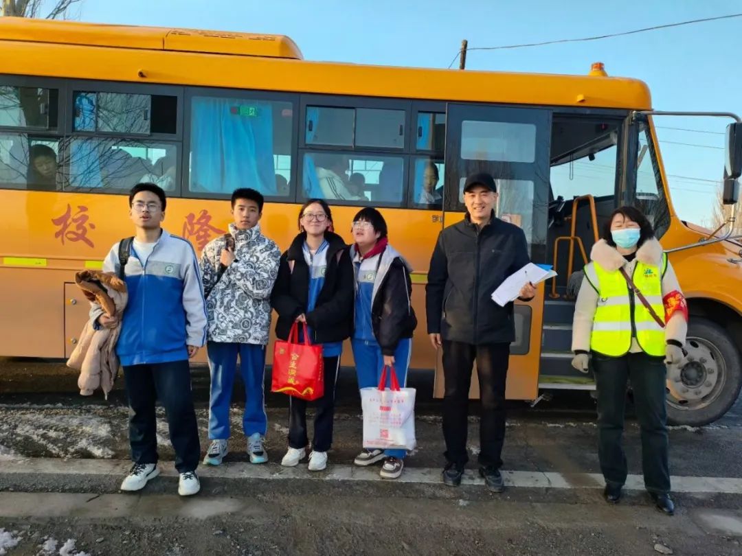 強化校車安全“大檢查” 擰緊校車出行“安全閥”—— 酒泉第五中學護航開學季 強化校車安全“大檢查” 擰緊校車出行“安全閥”—— 酒泉第五中學護航開學季