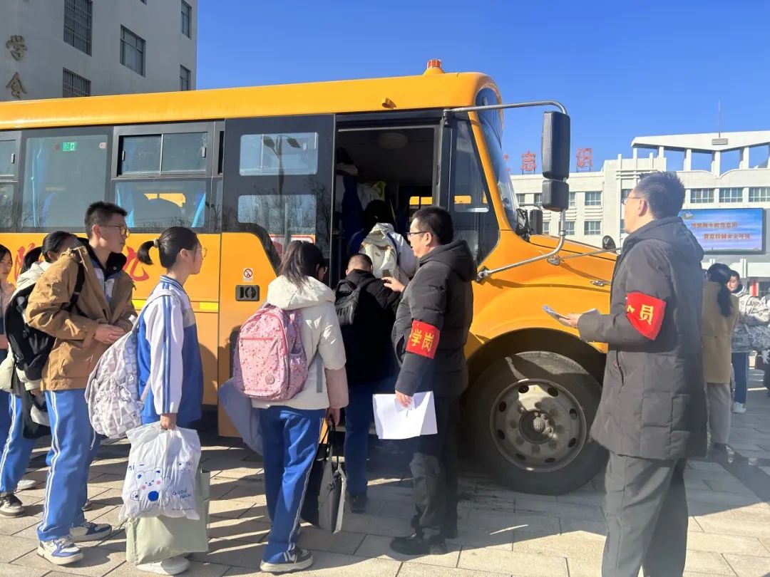 強化校車安全“大檢查” 擰緊校車出行“安全閥”—— 酒泉第五中學護航開學季 強化校車安全“大檢查” 擰緊校車出行“安全閥”—— 酒泉第五中學護航開學季