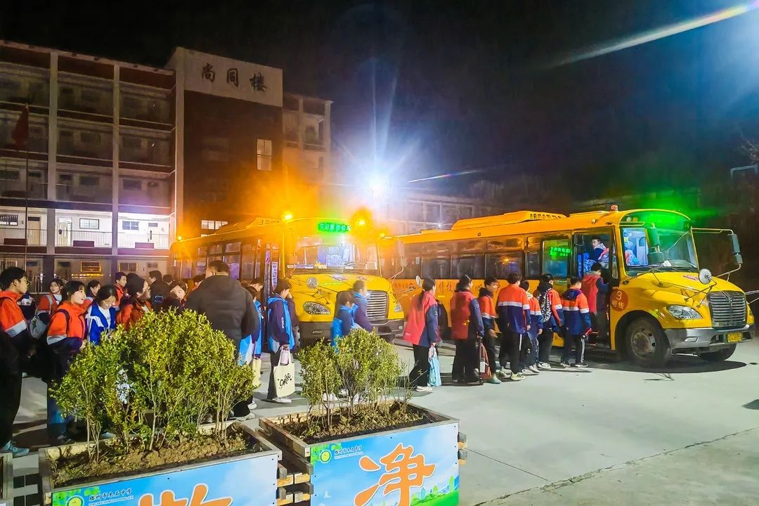 “親情校車行 溫暖求學(xué)路” 滕州市木石鎮(zhèn)木石中學(xué)校車正式開(kāi)通 圖片
