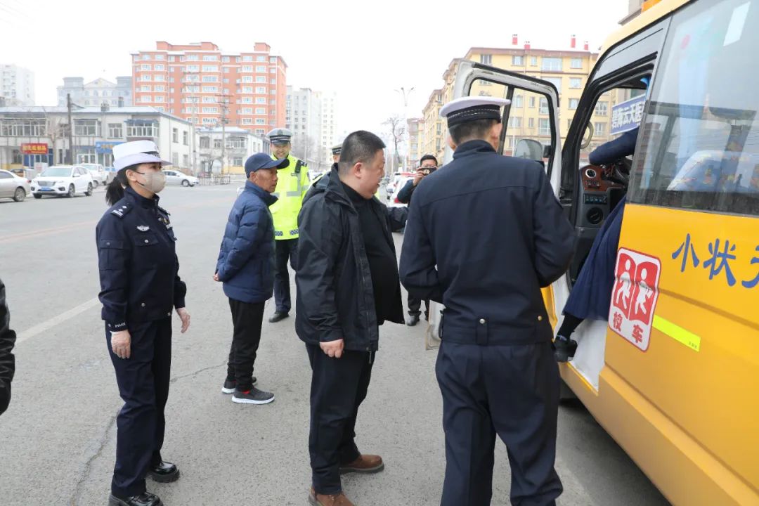 【改革強警】北安市公安局反恐交巡特警大隊聯合開展校車安全“大檢查” 圖片