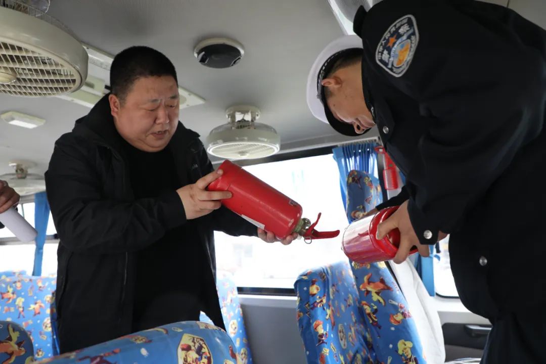 【改革強警】北安市公安局反恐交巡特警大隊聯合開展校車安全“大檢查” 圖片