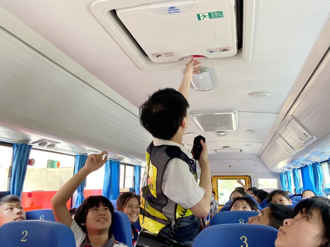 加強校車管理 筑牢安全防線——洪梅鎮第二小學開展校車消防應急疏散演練活動