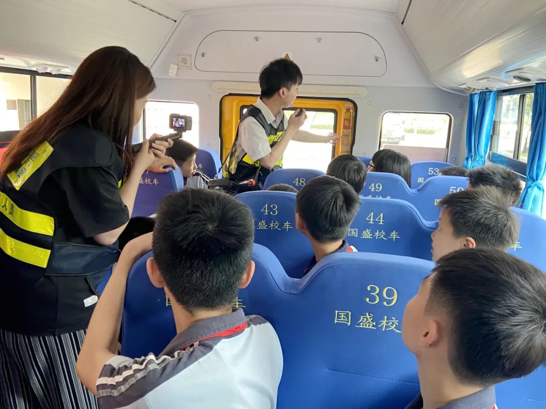 加強校車管理 筑牢安全防線——洪梅鎮第二小學開展校車消防應急疏散演練活動