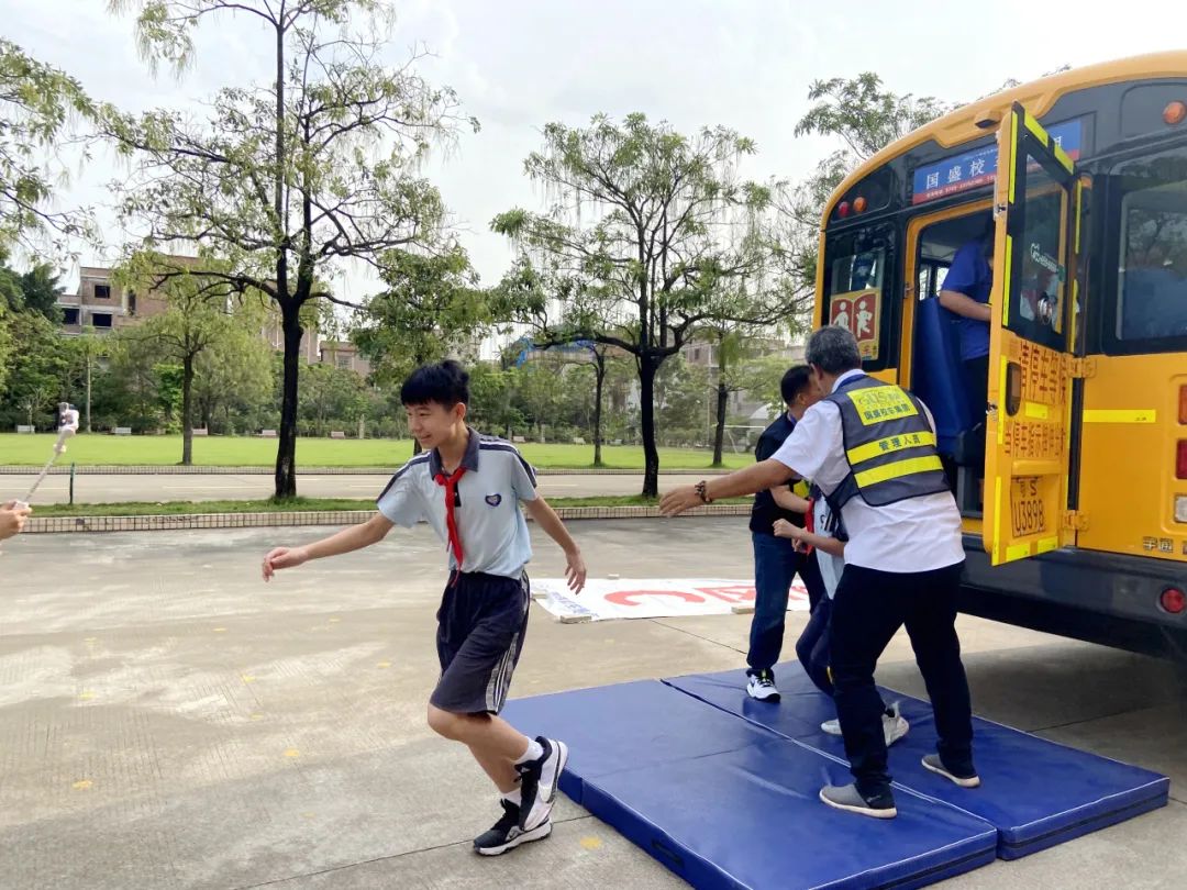 加強校車管理 筑牢安全防線——洪梅鎮第二小學開展校車消防應急疏散演練活動