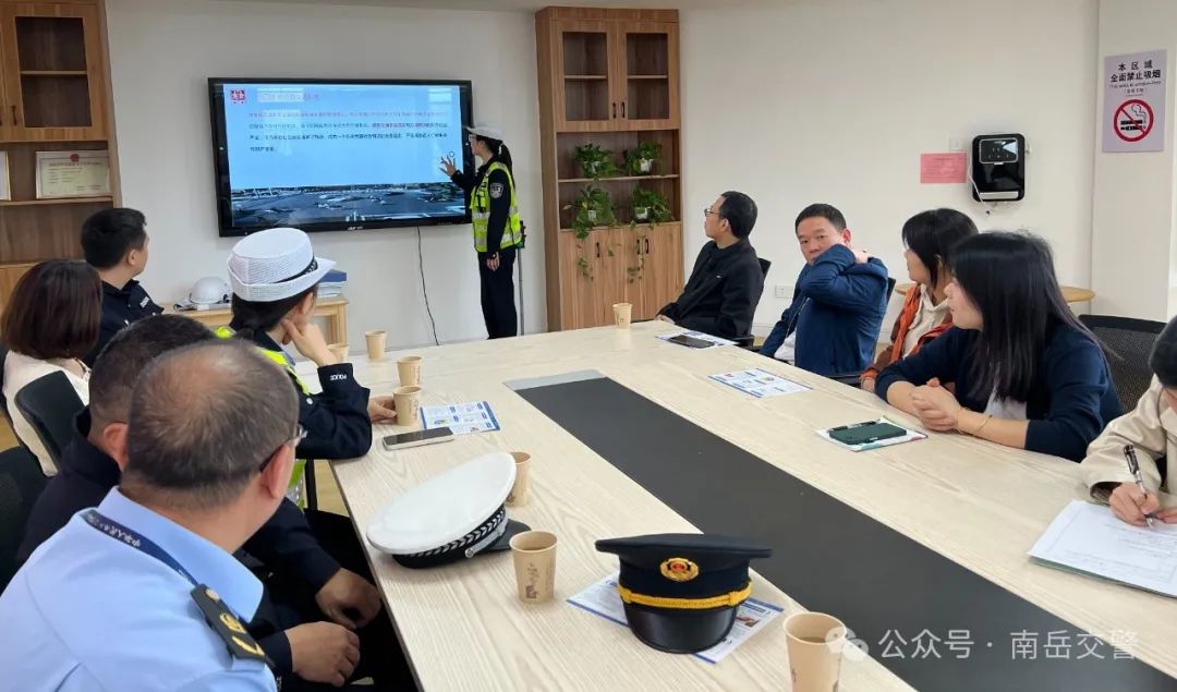 南岳交警開展校車駕駛員培訓暨校車安全大檢查/ 圖片