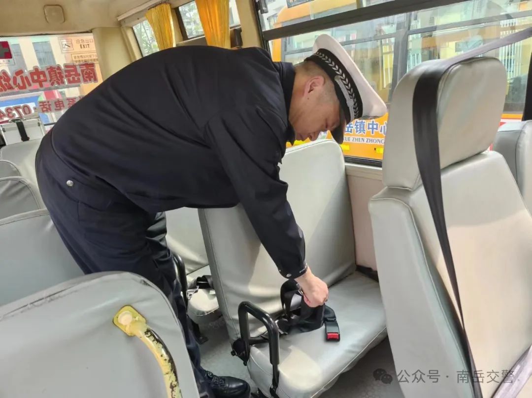 南岳交警開展校車駕駛員培訓暨校車安全大檢查/ 圖片