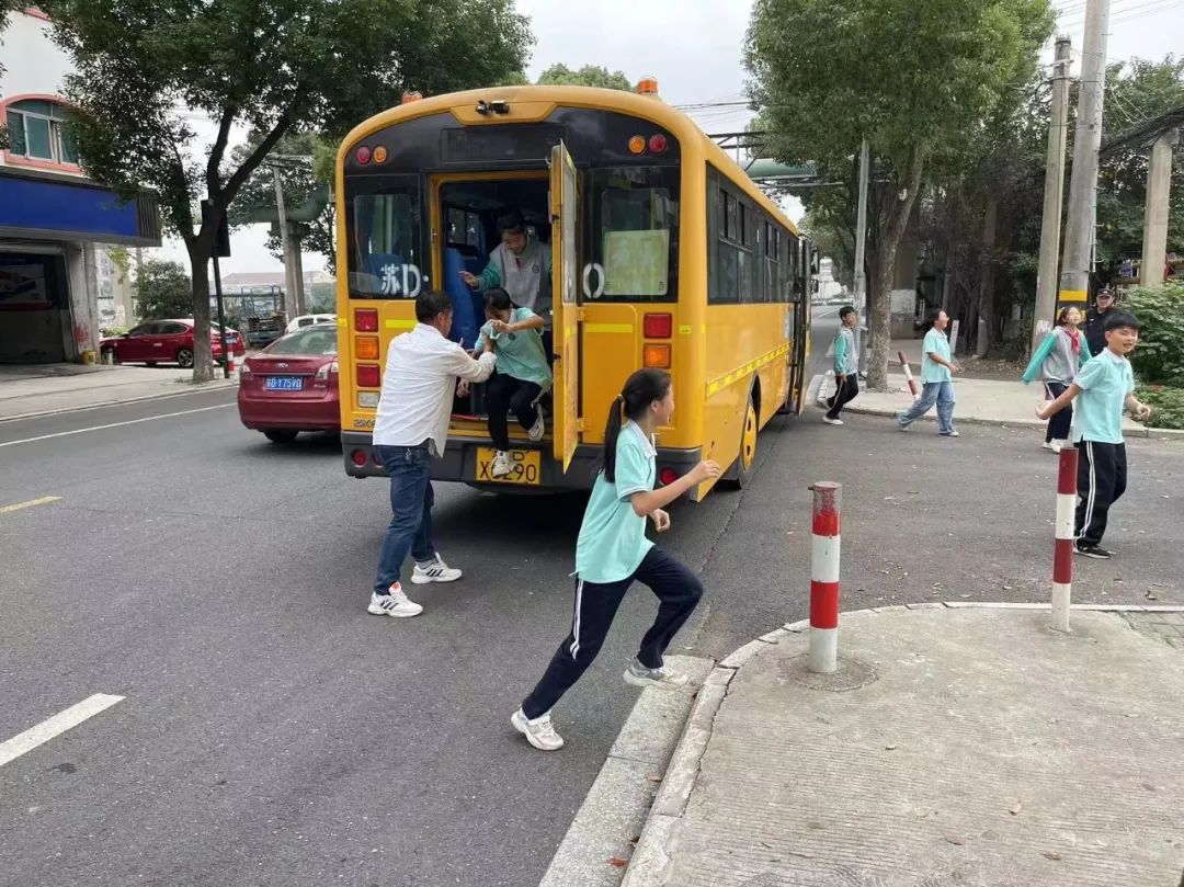 橫林初級中學開展校車安全演練活動/ 橫林初級中學開展校車安全演練活動