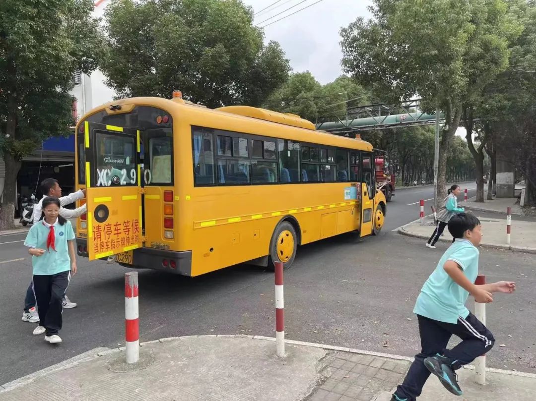 橫林初級中學開展校車安全演練活動/ 橫林初級中學開展校車安全演練活動