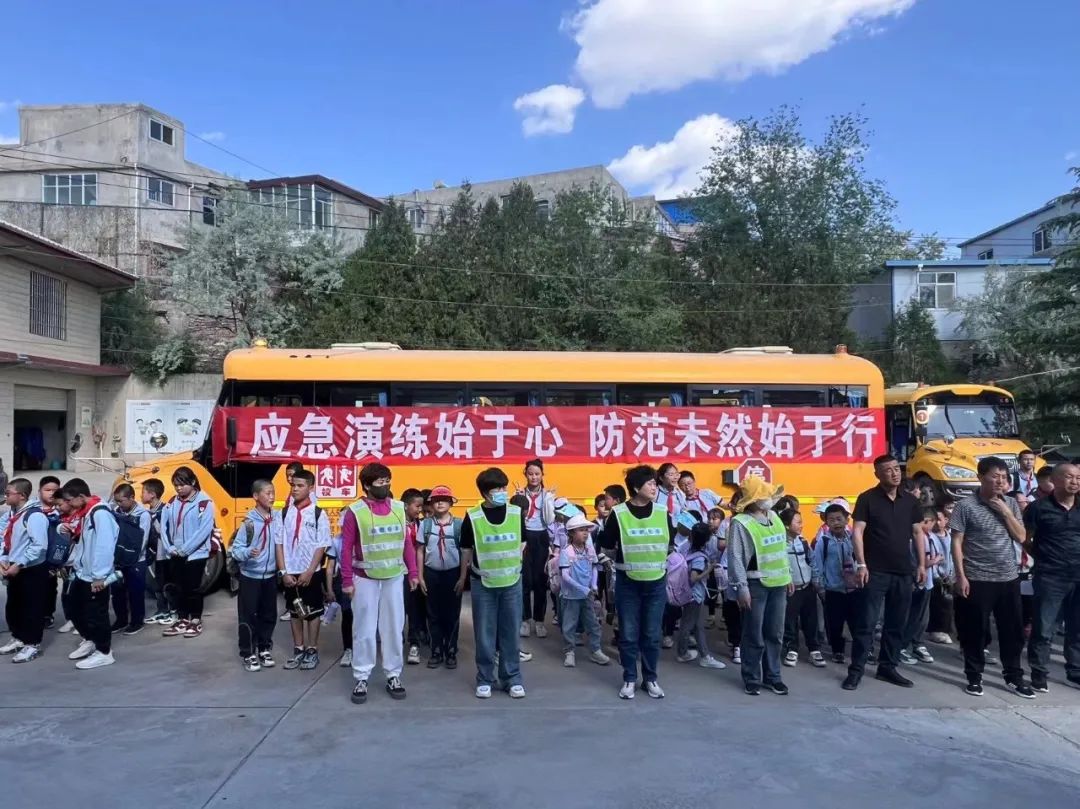 以“演練”促防范 讓安全伴我行 —城關區白道坪學校2024年春季學期校車應急逃生演練 以“演練”促防范 讓安全伴我行 —城關區白道坪學校2024年春季學期校車應急逃生演練