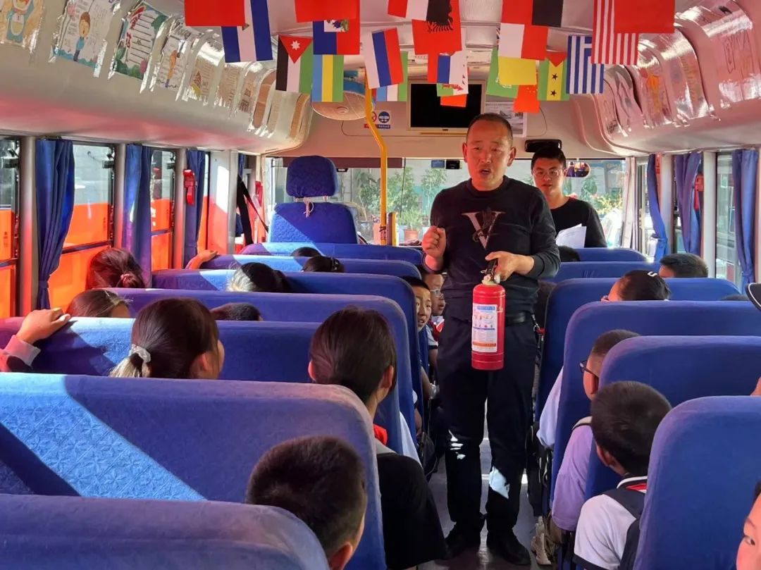 以“演練”促防范 讓安全伴我行 —城關區白道坪學校2024年春季學期校車應急逃生演練 以“演練”促防范 讓安全伴我行 —城關區白道坪學校2024年春季學期校車應急逃生演練