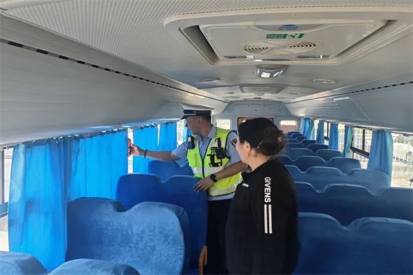 阿勒泰市公安局交警大隊強(qiáng)化校車安全“大檢查”,擰緊校車出行“安全閥” 阿勒泰市公安局交警大隊強(qiáng)化校車安全“大檢查”,擰緊校車出行“安全閥”