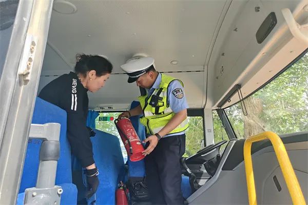 阿勒泰市公安局交警大隊強(qiáng)化校車安全“大檢查”,擰緊校車出行“安全閥” 阿勒泰市公安局交警大隊強(qiáng)化校車安全“大檢查”,擰緊校車出行“安全閥”