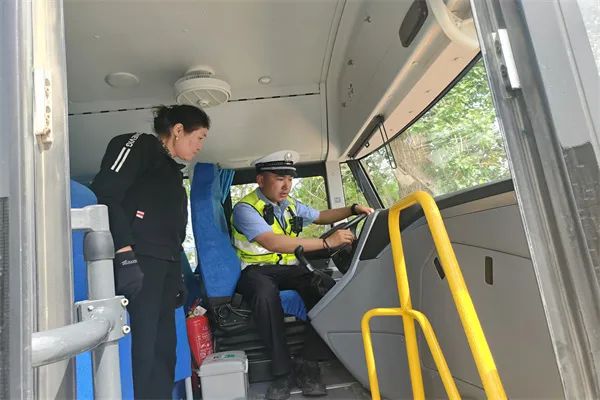 阿勒泰市公安局交警大隊強(qiáng)化校車安全“大檢查”,擰緊校車出行“安全閥” 阿勒泰市公安局交警大隊強(qiáng)化校車安全“大檢查”,擰緊校車出行“安全閥”