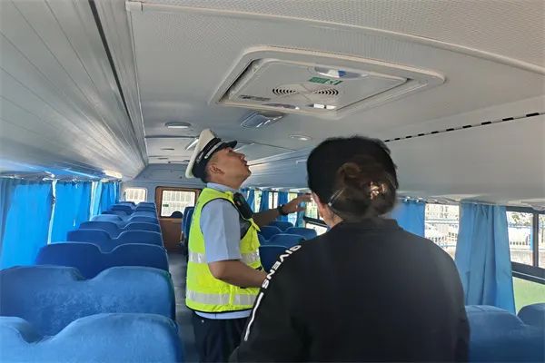 阿勒泰市公安局交警大隊強(qiáng)化校車安全“大檢查”,擰緊校車出行“安全閥” 阿勒泰市公安局交警大隊強(qiáng)化校車安全“大檢查”,擰緊校車出行“安全閥”