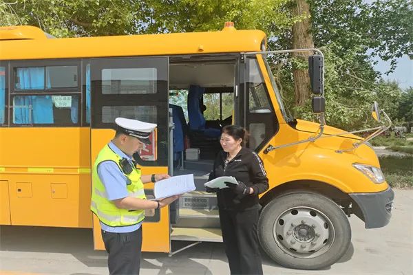 阿勒泰市公安局交警大隊強(qiáng)化校車安全“大檢查”,擰緊校車出行“安全閥” 阿勒泰市公安局交警大隊強(qiáng)化校車安全“大檢查”,擰緊校車出行“安全閥”