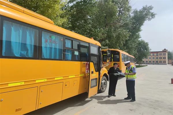 阿勒泰市公安局交警大隊強(qiáng)化校車安全“大檢查”,擰緊校車出行“安全閥” 阿勒泰市公安局交警大隊強(qiáng)化校車安全“大檢查”,擰緊校車出行“安全閥”