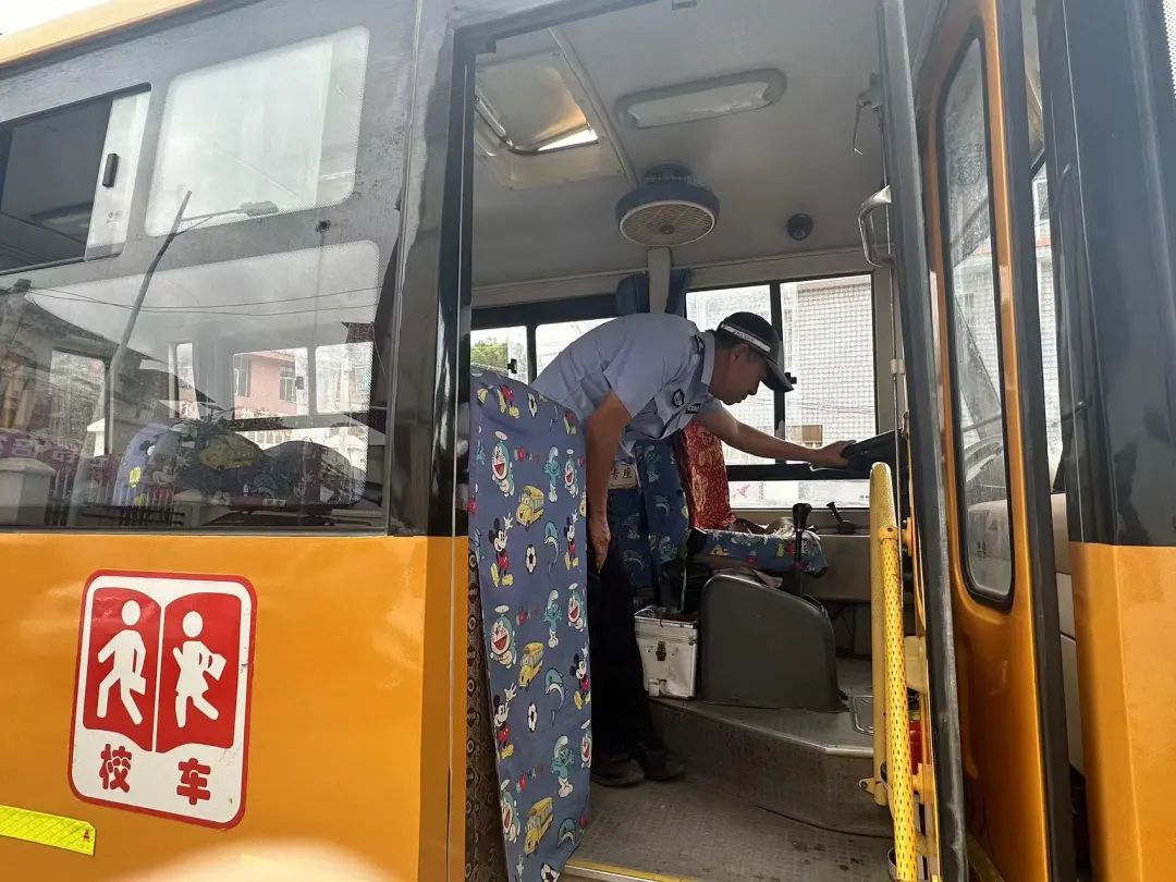 讓校車“跑”得更安全 圖片