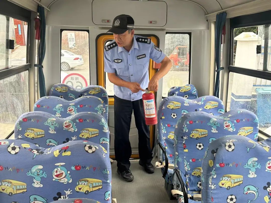 讓校車“跑”得更安全 圖片