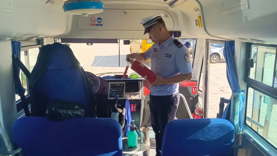 護(hù)航學(xué)子路,嚴(yán)查校車(chē)安全行——博樂(lè)公安交警持續(xù)開(kāi)展校車(chē)安全大檢查 護(hù)航學(xué)子路,嚴(yán)查校車(chē)安全行——博樂(lè)公安交警持續(xù)開(kāi)展校車(chē)安全大檢查