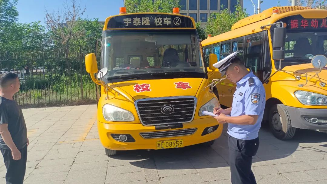 護(hù)航學(xué)子路,嚴(yán)查校車(chē)安全行——博樂(lè)公安交警持續(xù)開(kāi)展校車(chē)安全大檢查 護(hù)航學(xué)子路,嚴(yán)查校車(chē)安全行——博樂(lè)公安交警持續(xù)開(kāi)展校車(chē)安全大檢查