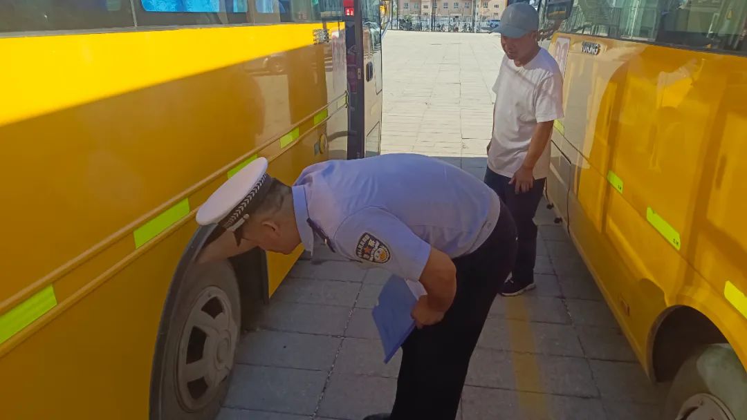 護(hù)航學(xué)子路,嚴(yán)查校車(chē)安全行——博樂(lè)公安交警持續(xù)開(kāi)展校車(chē)安全大檢查 護(hù)航學(xué)子路,嚴(yán)查校車(chē)安全行——博樂(lè)公安交警持續(xù)開(kāi)展校車(chē)安全大檢查