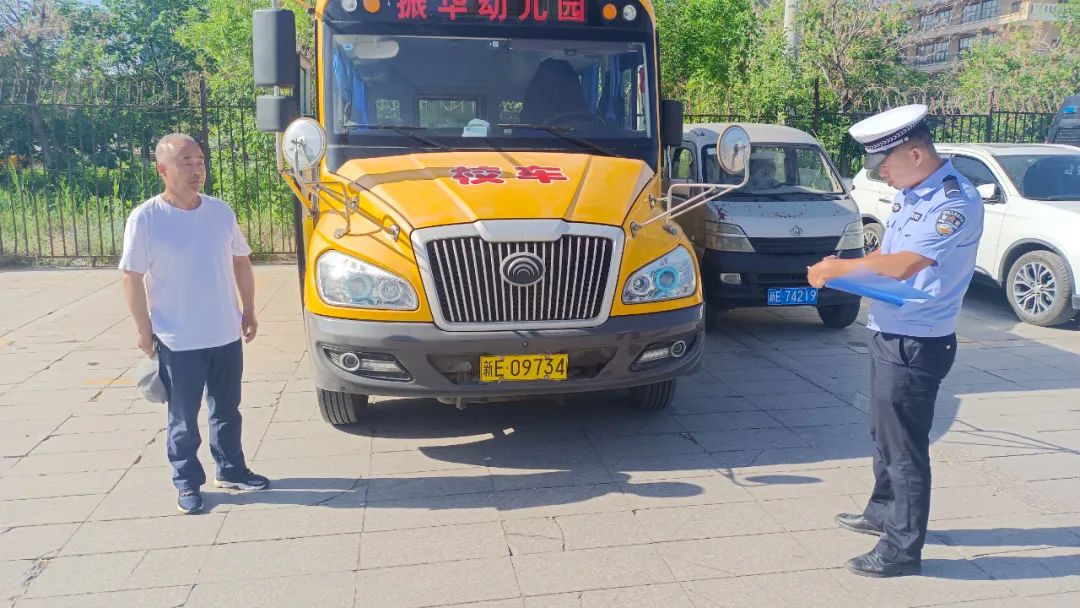 護(hù)航學(xué)子路,嚴(yán)查校車(chē)安全行——博樂(lè)公安交警持續(xù)開(kāi)展校車(chē)安全大檢查 護(hù)航學(xué)子路,嚴(yán)查校車(chē)安全行——博樂(lè)公安交警持續(xù)開(kāi)展校車(chē)安全大檢查