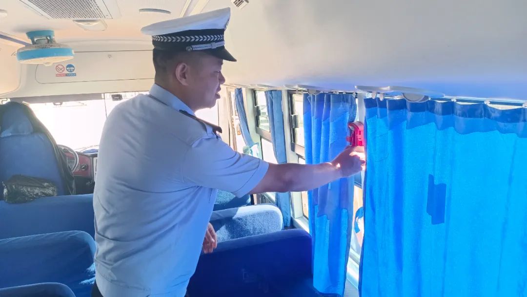 護(hù)航學(xué)子路,嚴(yán)查校車(chē)安全行——博樂(lè)公安交警持續(xù)開(kāi)展校車(chē)安全大檢查 護(hù)航學(xué)子路,嚴(yán)查校車(chē)安全行——博樂(lè)公安交警持續(xù)開(kāi)展校車(chē)安全大檢查