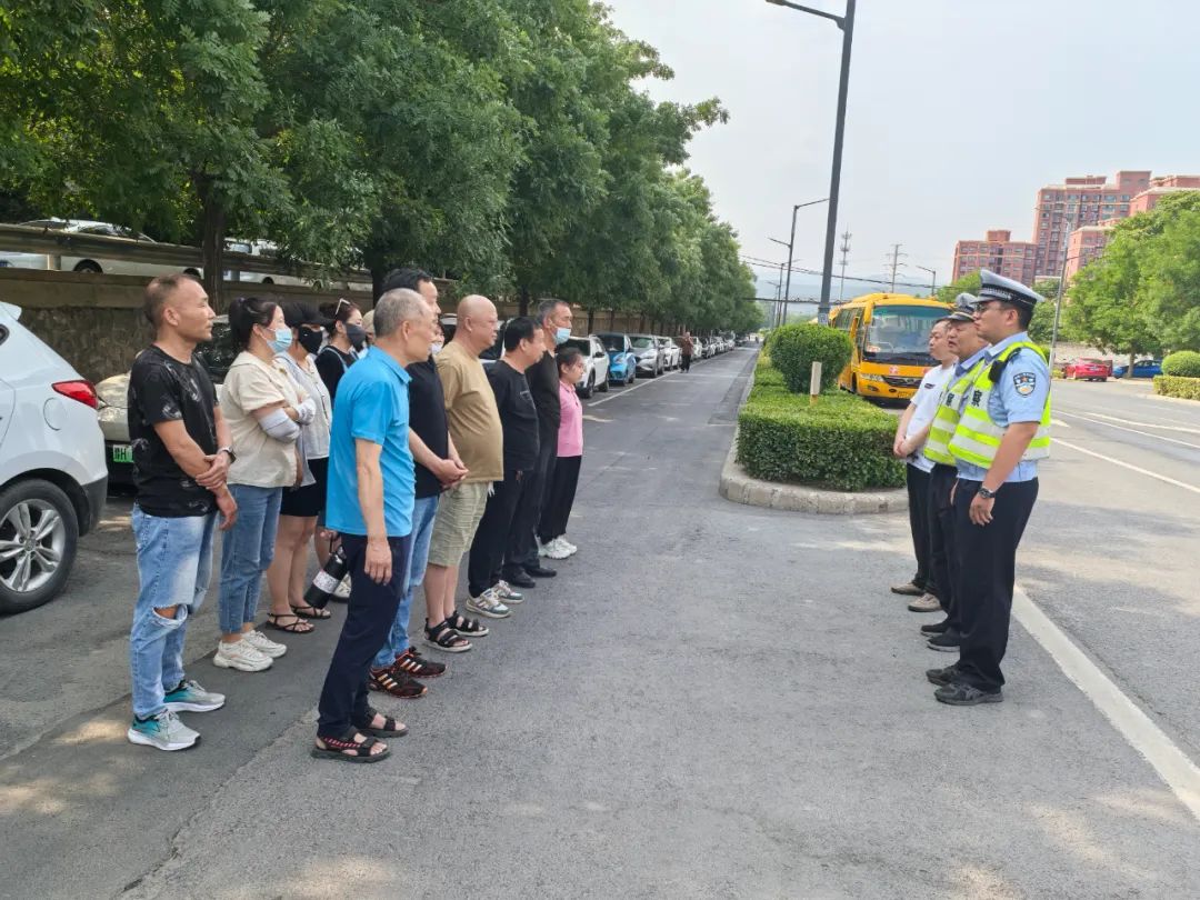 中站區(qū)教育局開(kāi)展校車安全聯(lián)合檢查專項(xiàng)行動(dòng)/ 圖片