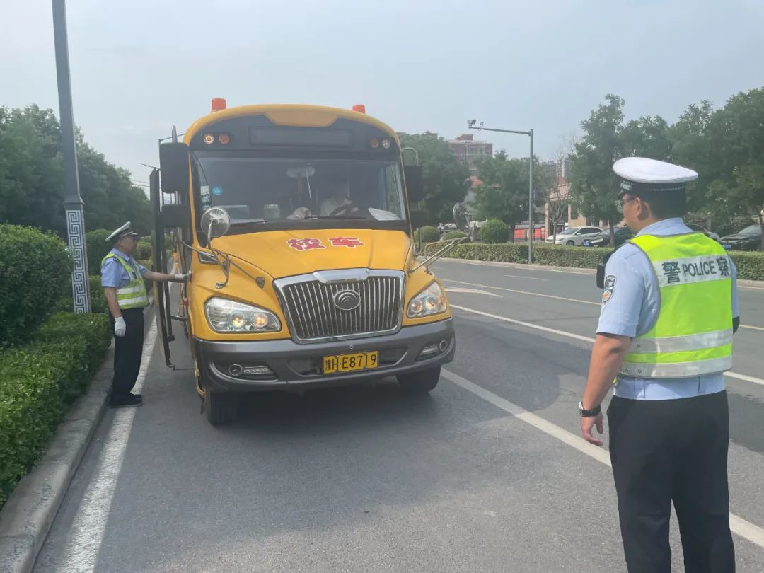 中站區(qū)教育局開(kāi)展校車安全聯(lián)合檢查專項(xiàng)行動(dòng)/ 圖片