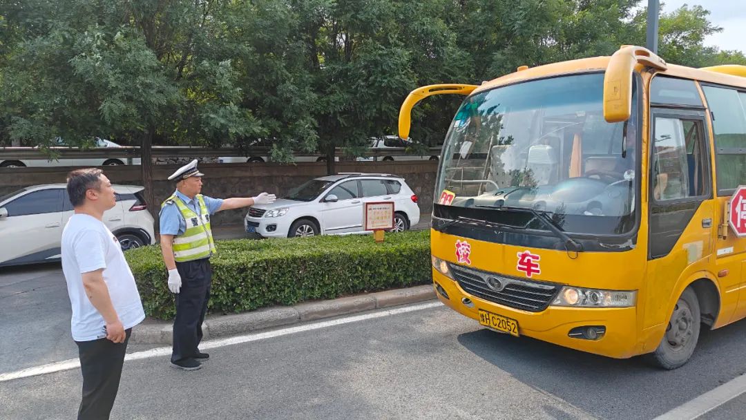 中站區(qū)教育局開(kāi)展校車安全聯(lián)合檢查專項(xiàng)行動(dòng)/ 圖片