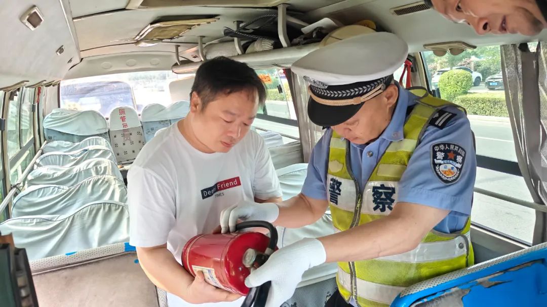 中站區(qū)教育局開(kāi)展校車安全聯(lián)合檢查專項(xiàng)行動(dòng)/ 圖片