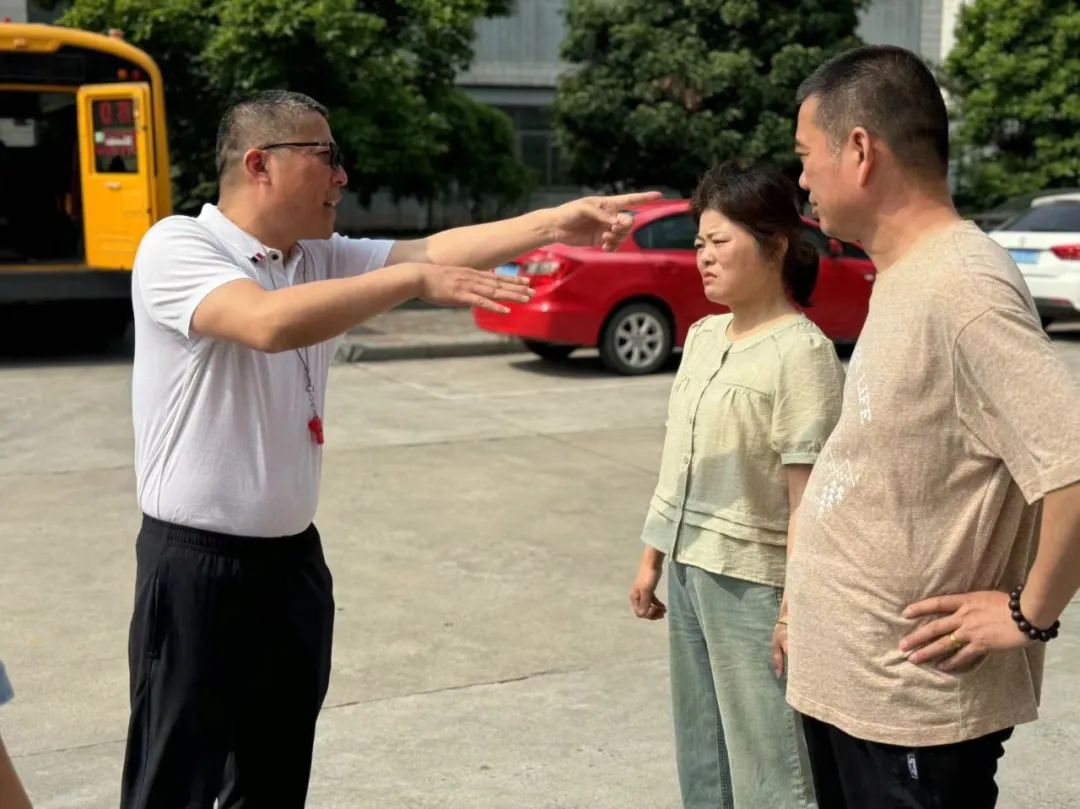 關(guān)注校車安全 護(hù)航學(xué)生出行——卜弋小學(xué)(泰村校區(qū))開展校車安全逃生演練活動 關(guān)注校車安全 護(hù)航學(xué)生出行——卜弋小學(xué)(泰村校區(qū))開展校車安全逃生演練活動