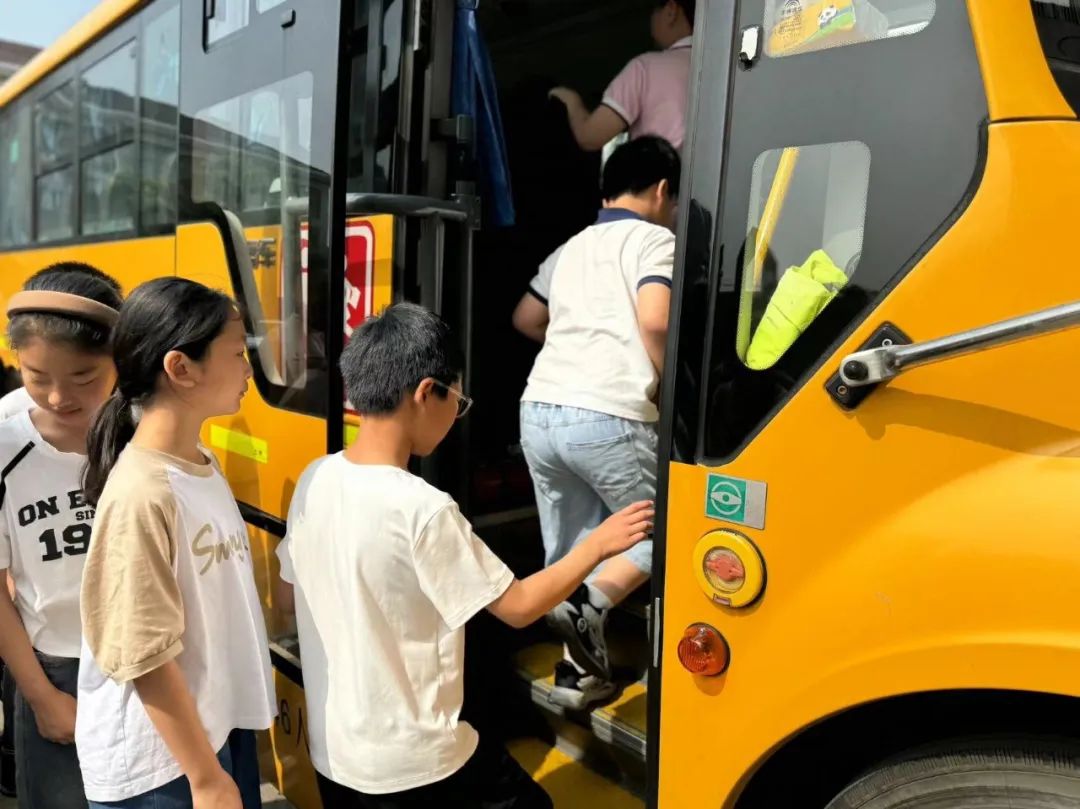 關(guān)注校車安全 護(hù)航學(xué)生出行——卜弋小學(xué)(泰村校區(qū))開展校車安全逃生演練活動 圖片