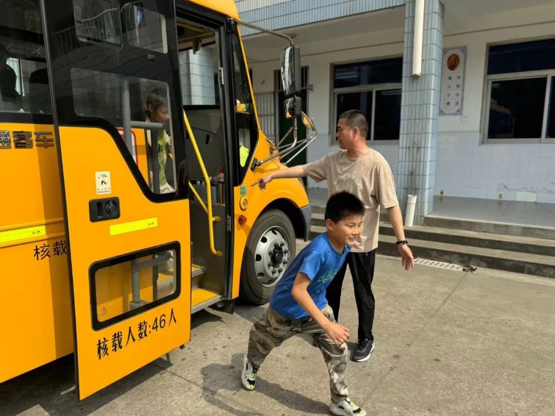關(guān)注校車安全 護(hù)航學(xué)生出行——卜弋小學(xué)(泰村校區(qū))開展校車安全逃生演練活動 圖片