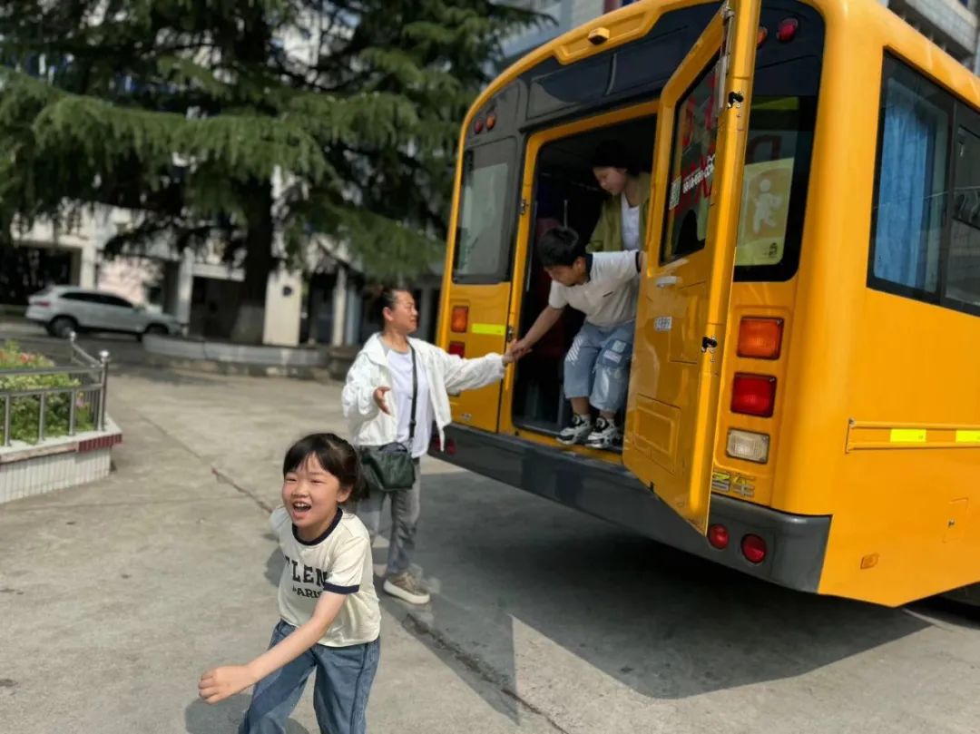 關(guān)注校車安全 護(hù)航學(xué)生出行——卜弋小學(xué)(泰村校區(qū))開展校車安全逃生演練活動 關(guān)注校車安全 護(hù)航學(xué)生出行——卜弋小學(xué)(泰村校區(qū))開展校車安全逃生演練活動