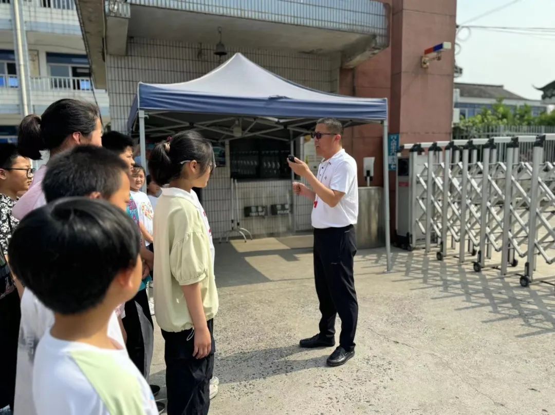 關(guān)注校車安全 護(hù)航學(xué)生出行——卜弋小學(xué)(泰村校區(qū))開展校車安全逃生演練活動 圖片